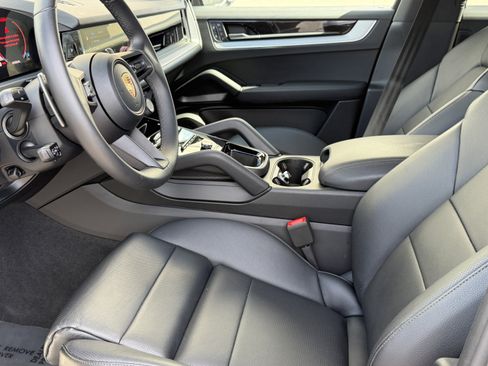 Certified 2025 Porsche Cayenne image 4