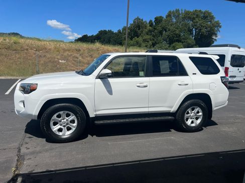 Certified 2023 Toyota 4Runner SR5 Premium w/ Moonroof Package AWD/4WD image 8