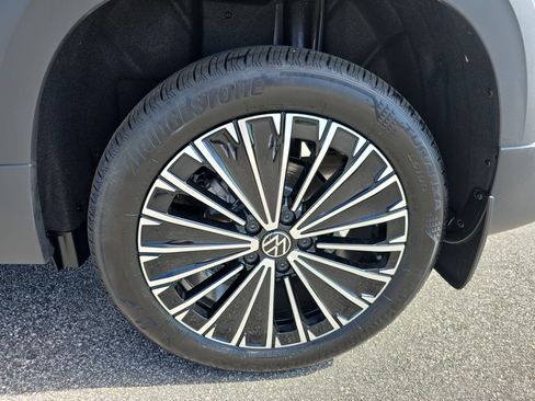 Used 2025 Volkswagen Taos SE image 30