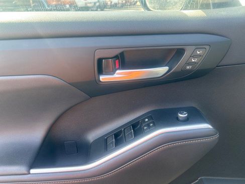 Used 2023 Toyota Highlander Bronze Edition image 13