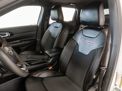 Used 2025 Jeep Compass Trailhawk AWD/4WD image 9