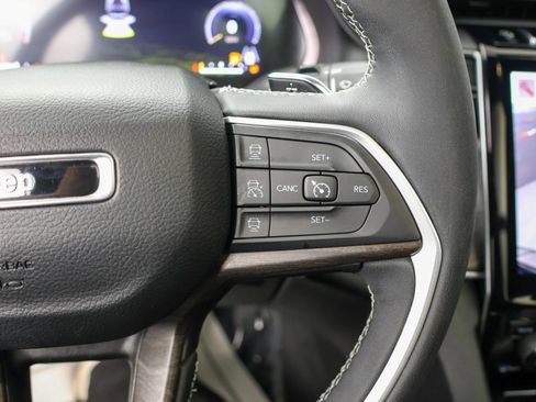 Used 2023 Jeep Grand Cherokee Limited AWD/4WD image 18