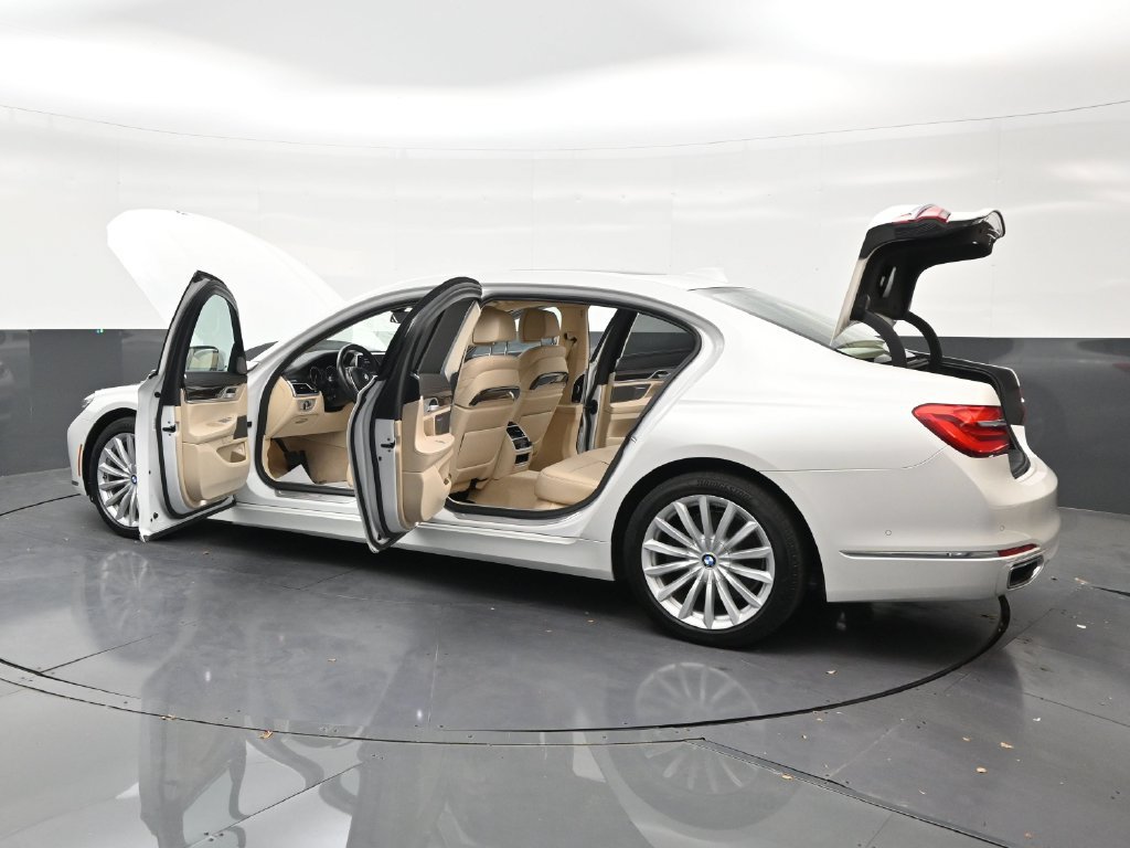 Used 2019 BMW 740i w/ Executive Package RWD image 31
