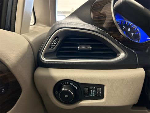 Used 2022 Chrysler Pacifica Limited image 18