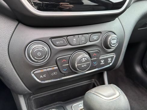Used 2019 Jeep Cherokee Limited w/ Trailer Tow Group AWD/4WD image 13