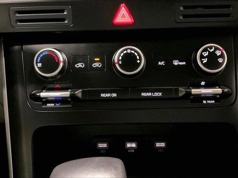 Used 2024 Kia Carnival LX image 33