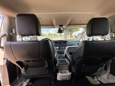 Used 2024 Chrysler Pacifica Limited FWD image 13