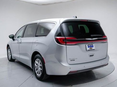 Used 2024 Chrysler Pacifica Touring-L image 6