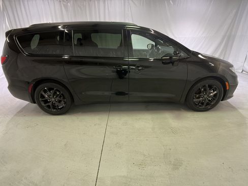 Used 2025 Chrysler Pacifica Limited image 12