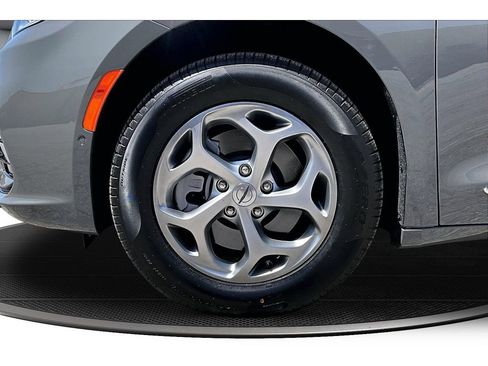 Certified 2023 Chrysler Pacifica Limited AWD/4WD image 12