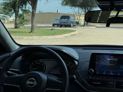 Used 2025 Nissan Altima 2.5 SV FWD image 34