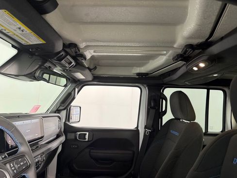 Used 2025 Jeep Wrangler Unlimited Rubicon 4xe image 23