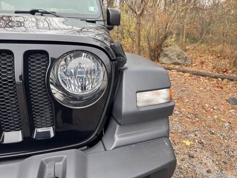 Used 2018 Jeep Wrangler Sport image 3