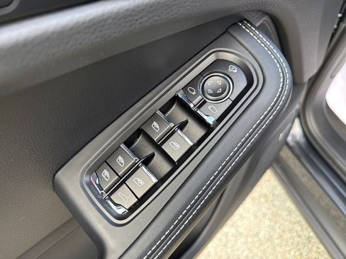 Used 2025 Porsche Macan image 11