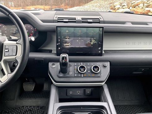 Used 2024 Land Rover Defender 110 SE image 29