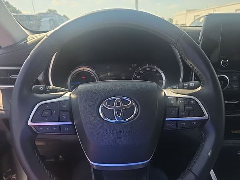 Used 2023 Toyota Highlander XLE AWD/4WD image 12