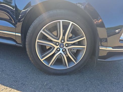 Used 2019 Ford Edge Titanium w/ Equipment Group 301A AWD/4WD image 10