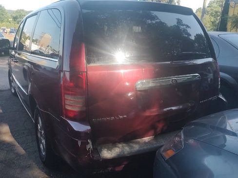 Used 2009 Chrysler Town & Country Touring image 5