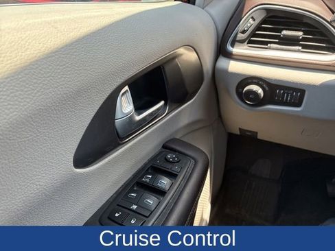 Used 2017 Chrysler Pacifica Touring-L FWD image 14