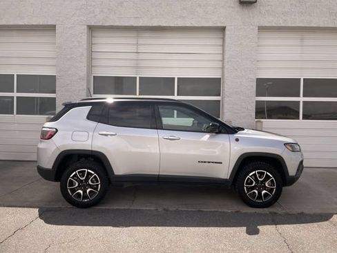 Used 2025 Jeep Compass Trailhawk AWD/4WD image 1