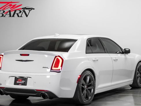 Used 2023 Chrysler 300 C RWD image 5