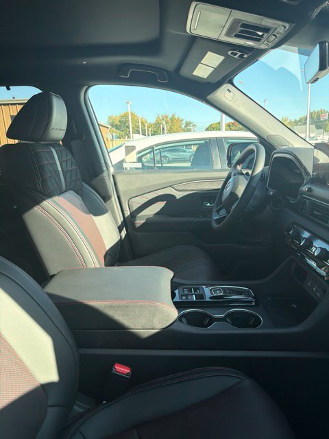 Used 2026 Honda Pilot Black Edition image 4