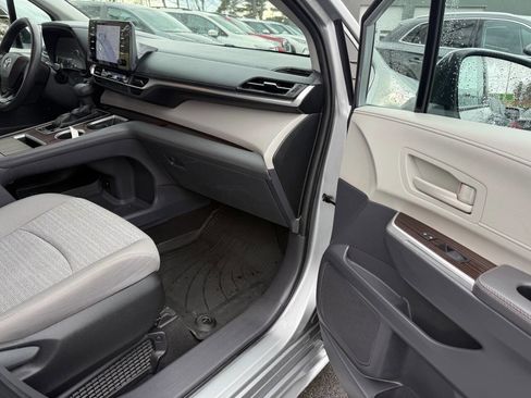 Used 2023 Toyota Sienna LE AWD/4WD image 14