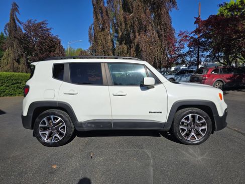 Used 2018 Jeep Renegade Latitude w/ Advanced Technology Group FWD image 3