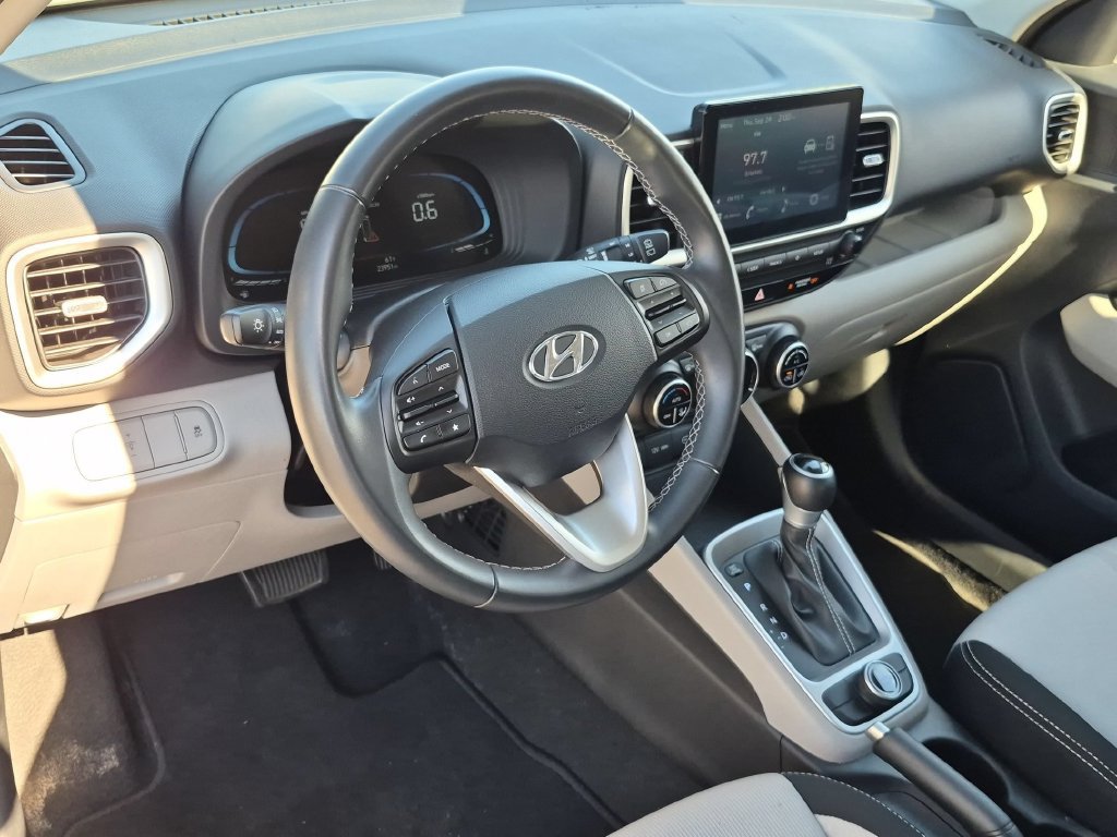 Used 2025 Hyundai Venue SEL FWD image 15