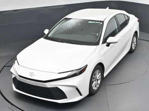 Used 2025 Toyota Camry LE FWD image 28