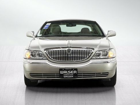 Used 2006 Lincoln Town Car Signature Limited RWD image 8