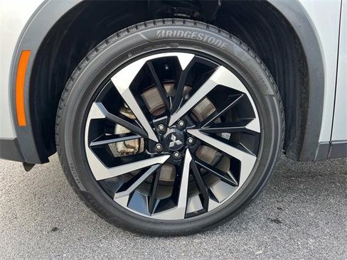 Used 2023 Mitsubishi Outlander SE Black Edition image 11