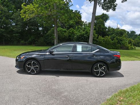 Used 2024 Nissan Altima 2.5 SR FWD image 2