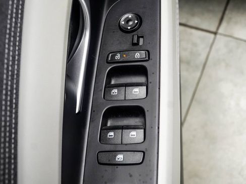 Used 2025 Hyundai Elantra Limited image 32