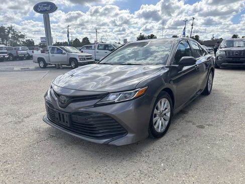 Used 2019 Toyota Camry SE image 3