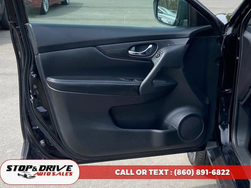 Used 2017 Nissan Rogue S w/ S Family Package image 10