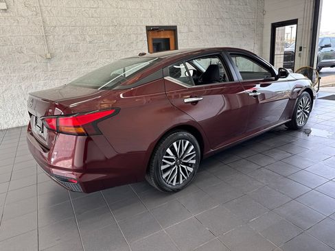 Used 2025 Nissan Altima 2.5 SV FWD image 8