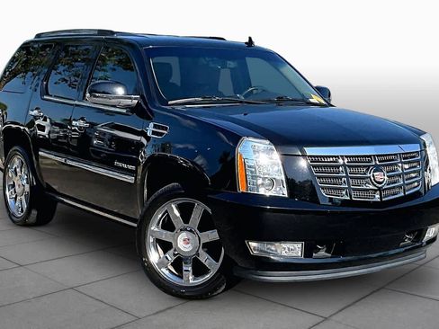 Used 2013 Cadillac Escalade Luxury RWD image 2