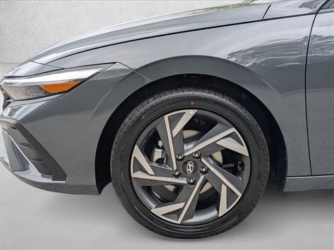Certified 2025 Hyundai Elantra SEL FWD image 20