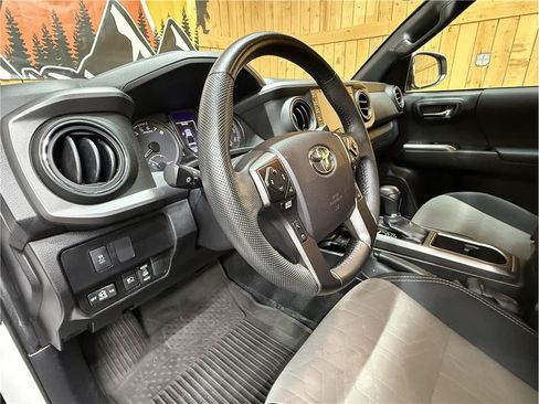 Used 2022 Toyota Tacoma TRD Off-Road w/ Technology Package AWD/4WD image 20
