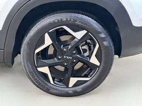 Used 2024 Kia Seltos EX image 7