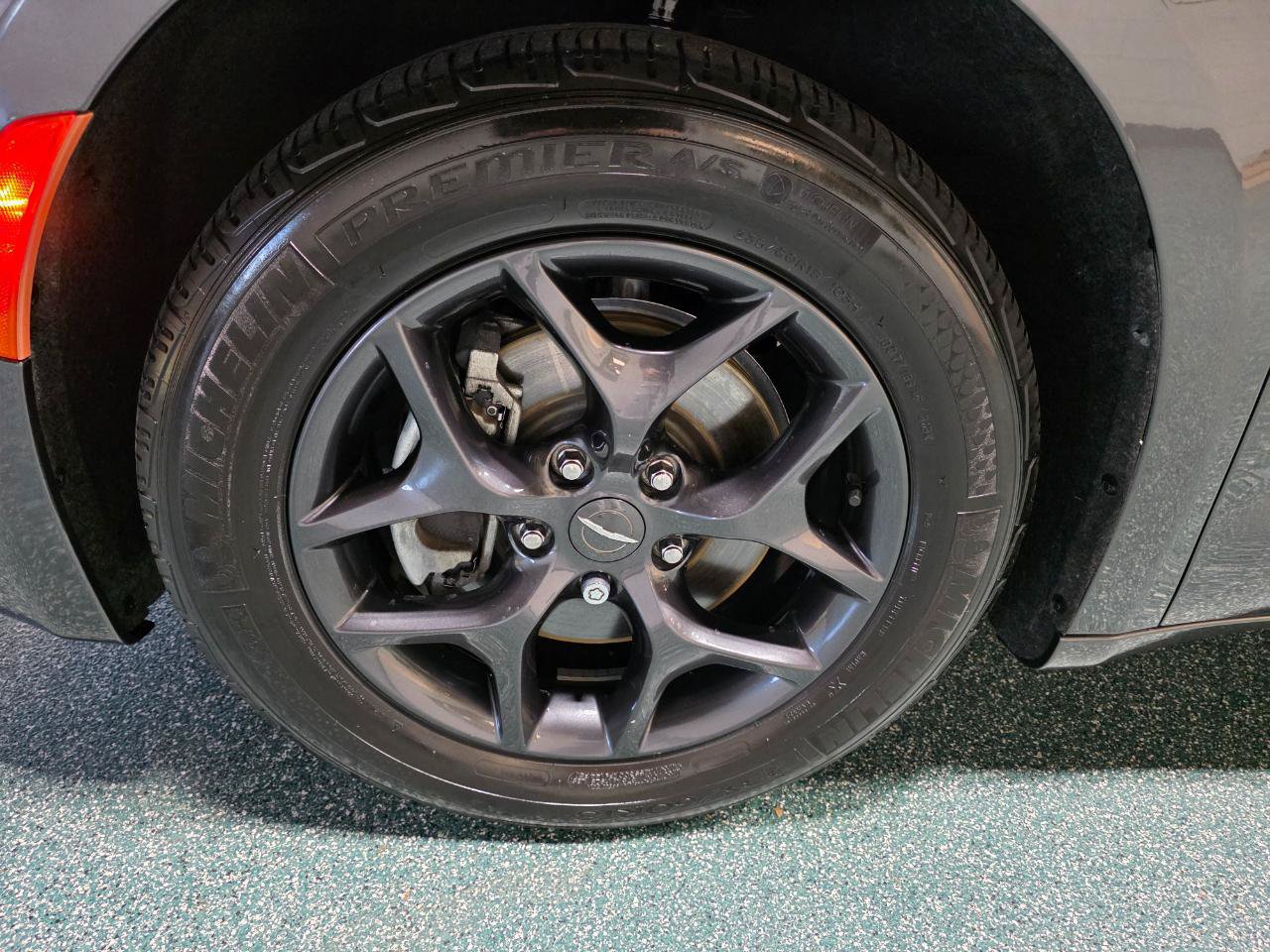Used 2019 Chrysler Pacifica Limited w/ Advanced Safetytec Group FWD image 12