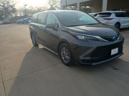 Used 2025 Toyota Sienna LE image 3