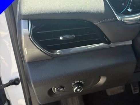 Used 2023 Chevrolet Traverse LT FWD image 11