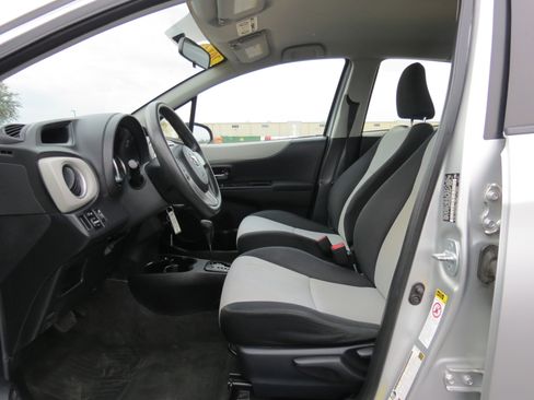Used 2014 Toyota Yaris L image 21