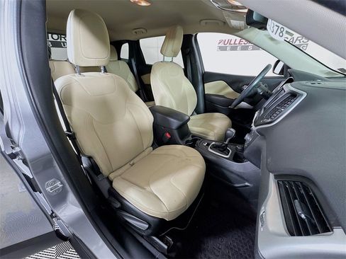 Used 2017 Jeep Cherokee Latitude w/ Safety/Convenience Group image 27