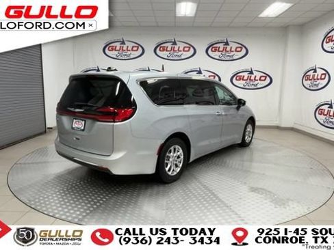 Used 2023 Chrysler Pacifica Touring-L FWD image 8