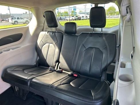 Used 2023 Chrysler Pacifica Touring-L FWD image 35