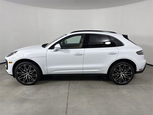 Certified 2025 Porsche Macan image 2