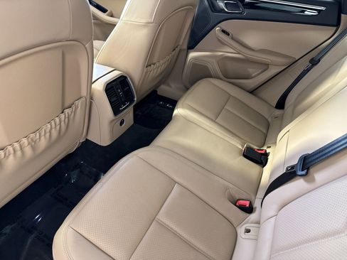 Certified 2025 Porsche Macan image 14
